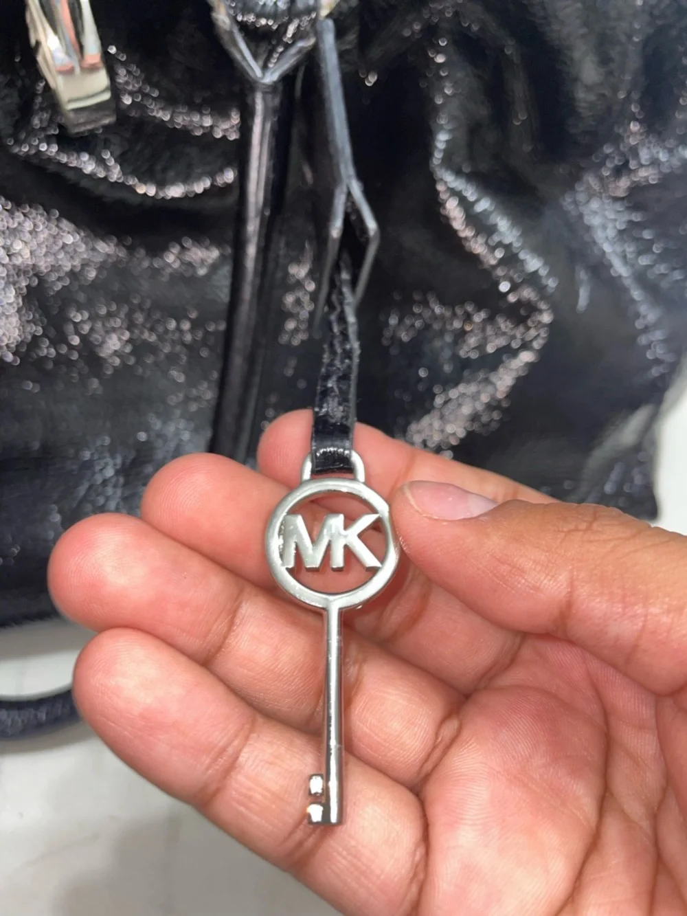 MICHEAL Michael Kors Silver-Tone Hardware Black Patent Leather Shoulder Bag